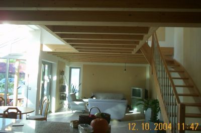 Zimmerarbeiten / Sichtbare Balkenlage mit Holztreppe